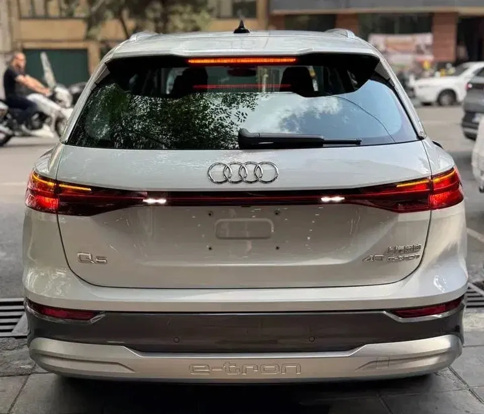 نمای پشت آئودی Q5 e-tron