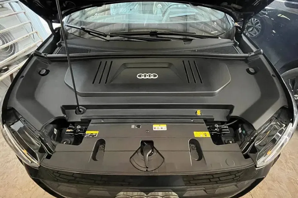 کاپوت آئودی Q5 e-tron