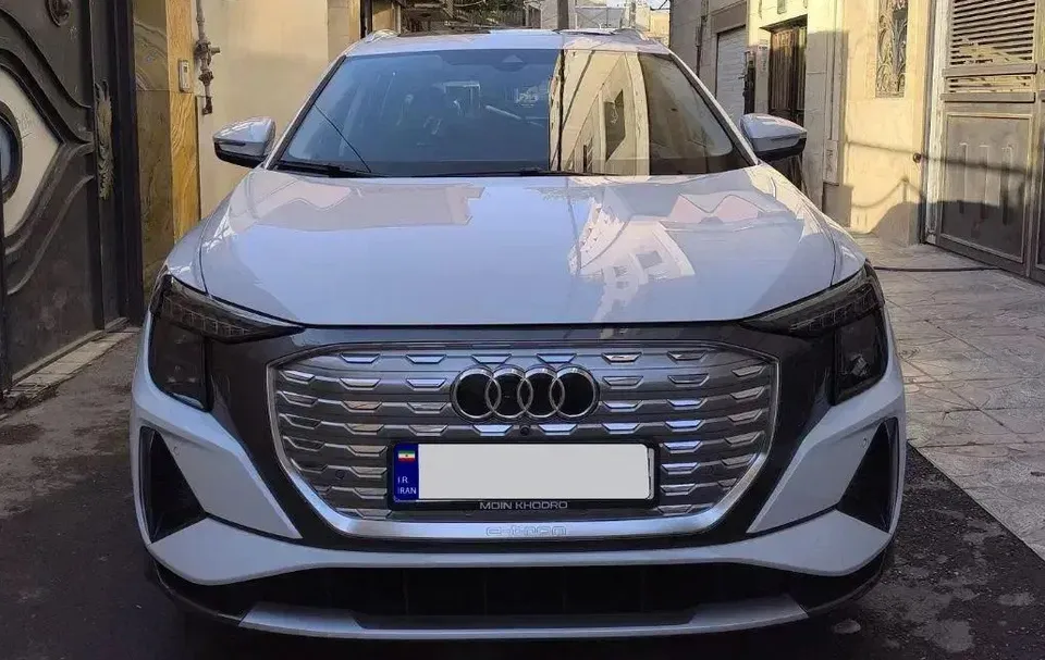 نمای جلو آئودی Q5 e-tron