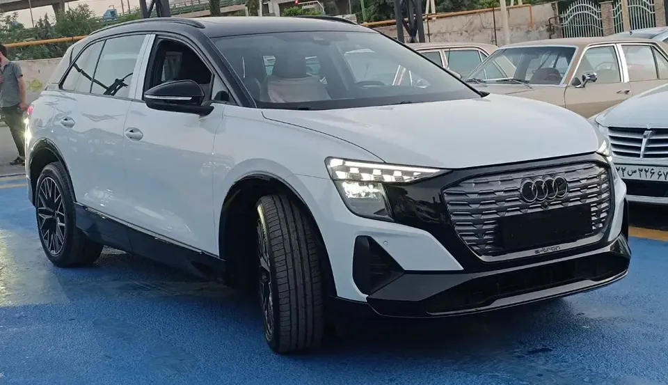 نمای جلو و کنار آئودی Q5 e-tron
