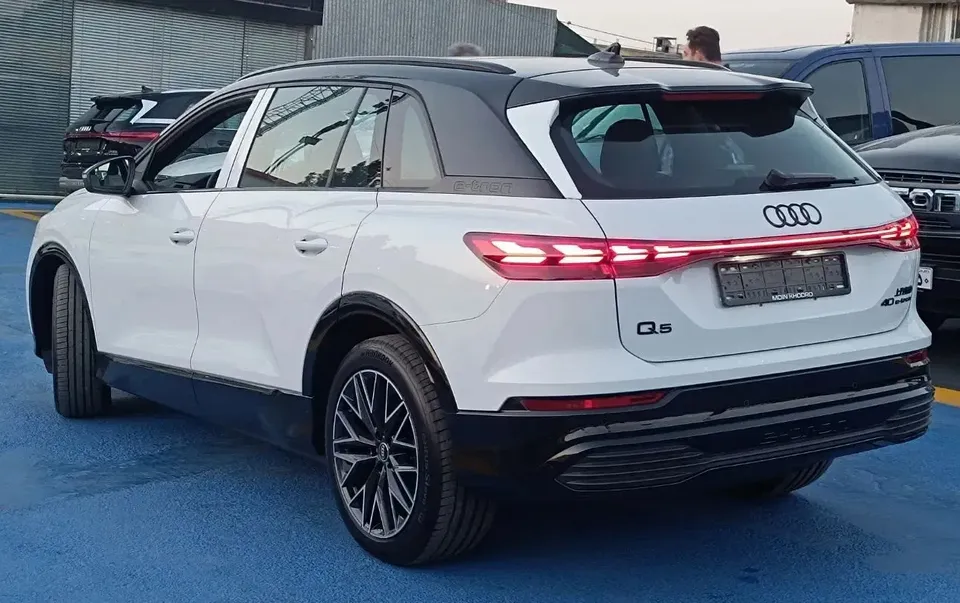 نمای عقب و کنار آئودی Q5 e-tron