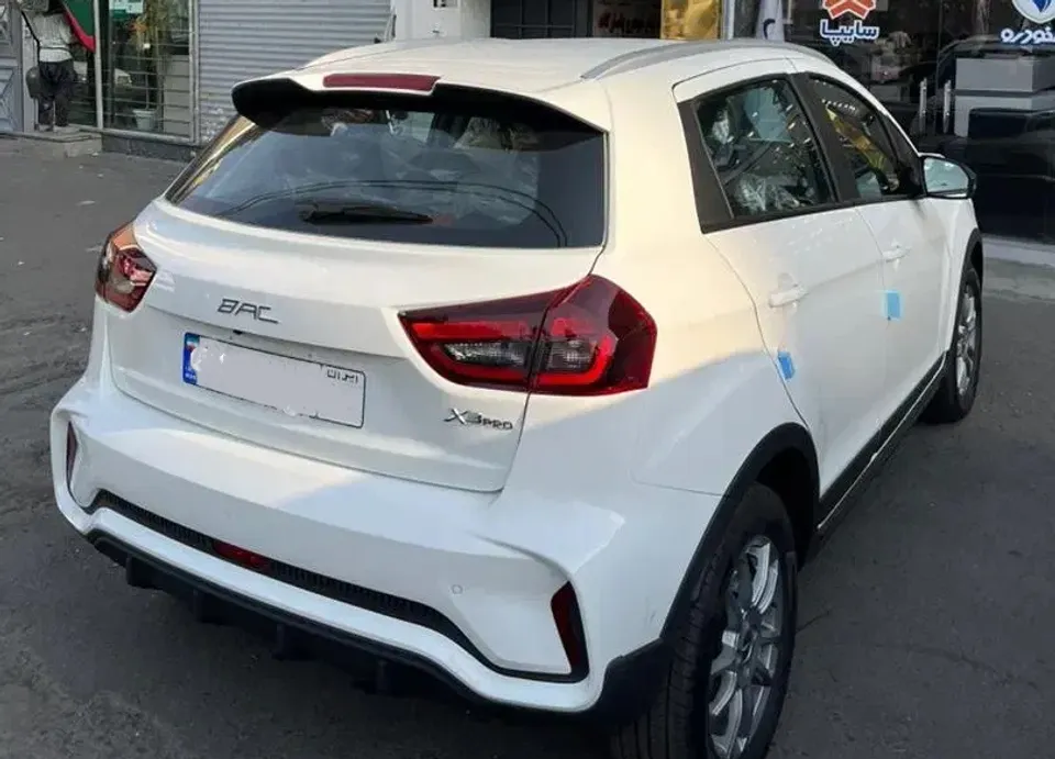 نمای بی ای سی ایکس 3 از نمای پشت سمت شاگرد نمای بی ای سی ایکس 3 از نمای پشت سمت شاگرد