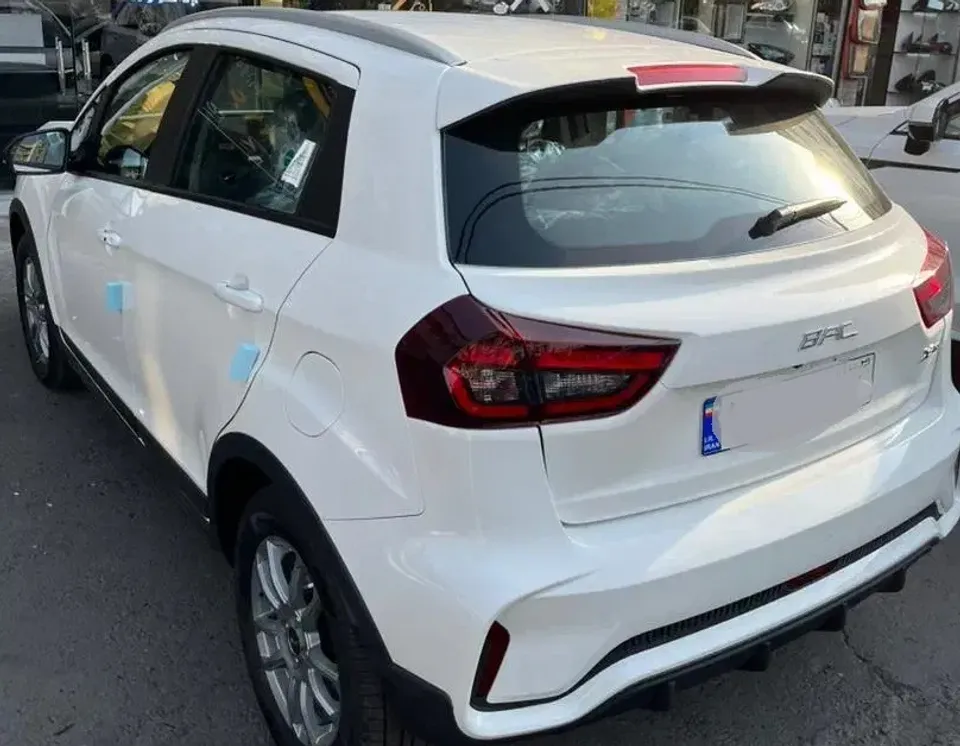 نمای بی ای سی ایکس 3 از نمای پشت سمت راننده نمای بی ای سی ایکس 3 از نمای پشت سمت راننده