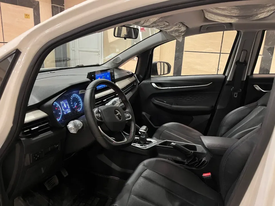 نمای بی ای سی ایکس 3 از نمای درهای سمت راننده نمای بی ای سی ایکس 3 از نمای درهای سمت راننده