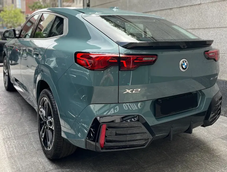 نمای عقب و کناری BMW X2 sDrive 25i نمای عقب و کناری BMW X2 sDrive 25i