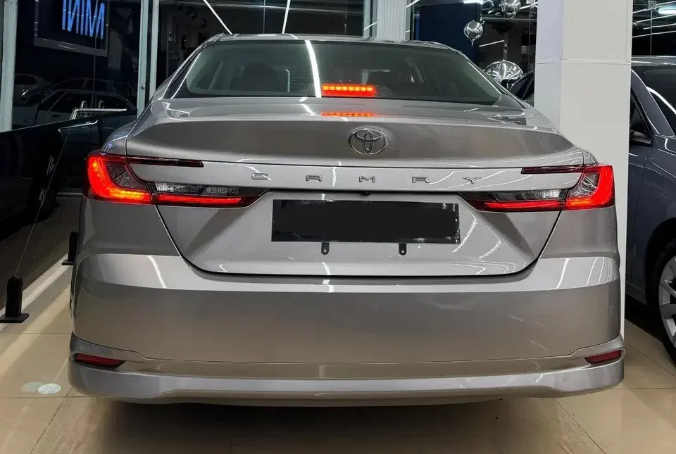نمای عقب تویوتا کمری هیبرید ۲۰۲۵ نقره ای