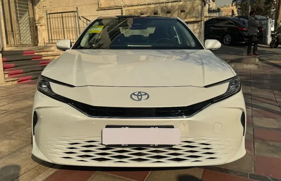 نمای جلو تویوتا کمری هیبرید ۲۰۲۵