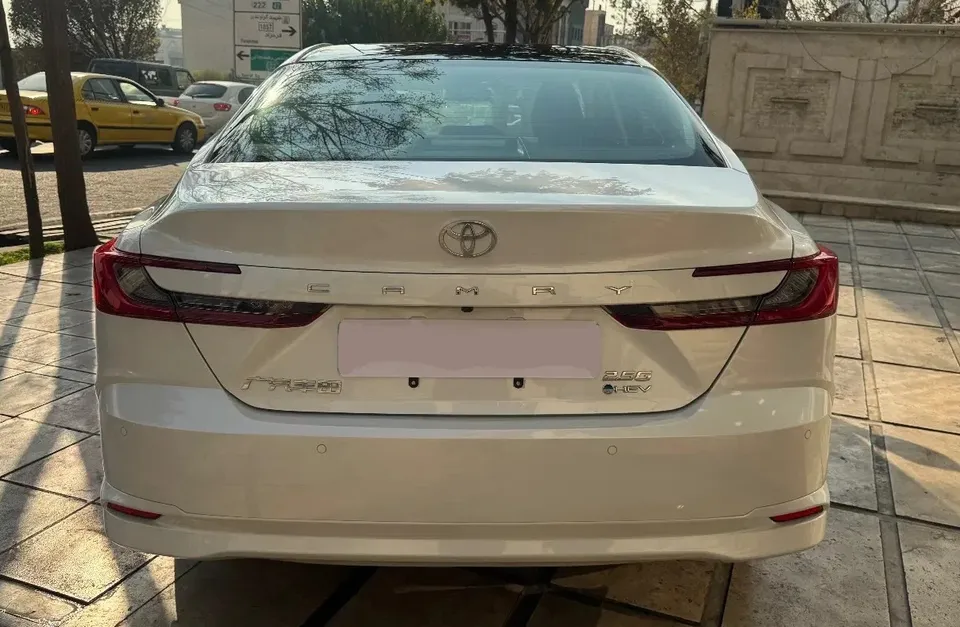 نمای عقب تویوتا کمری هیبرید ۲۰۲۵