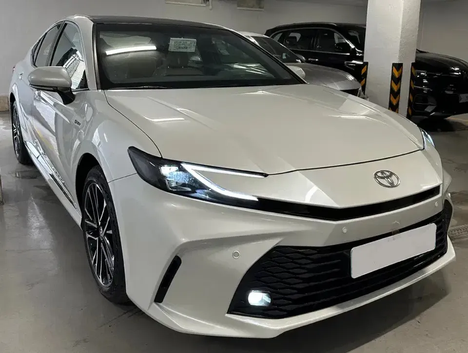 نمای جلو و کناری تویوتا کمری هیبرید ۲۰۲۵