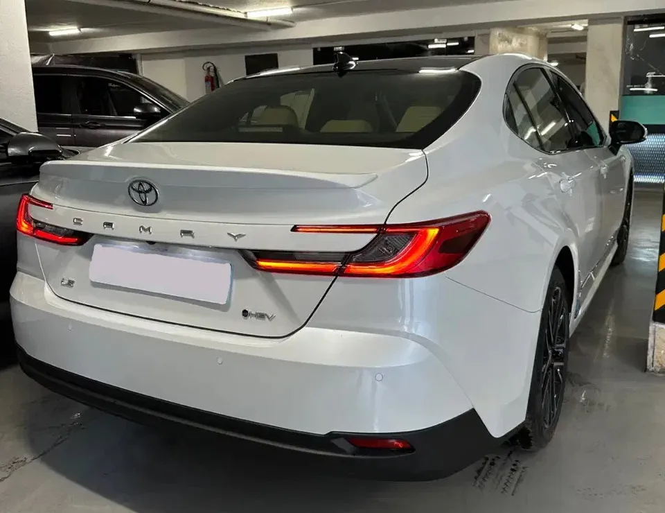 نمای عقب و کناری تویوتا کمری هیبرید ۲۰۲۵