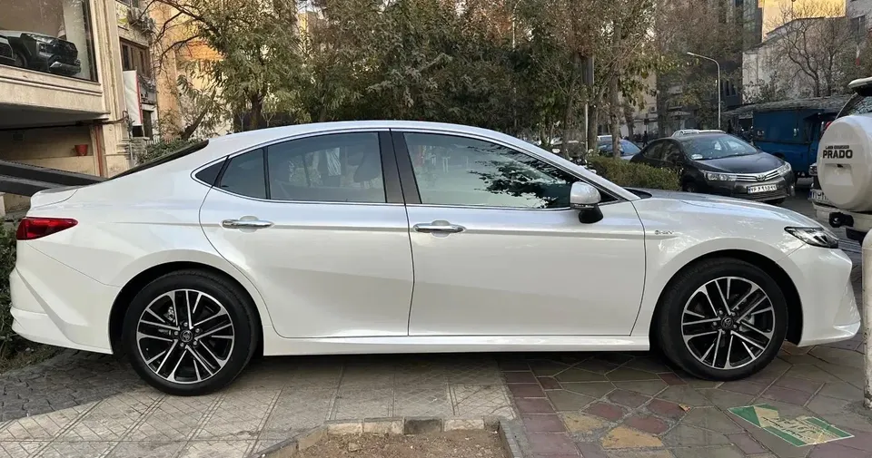 نمای کناری تویوتا کمری هیبرید ۲۰۲۵