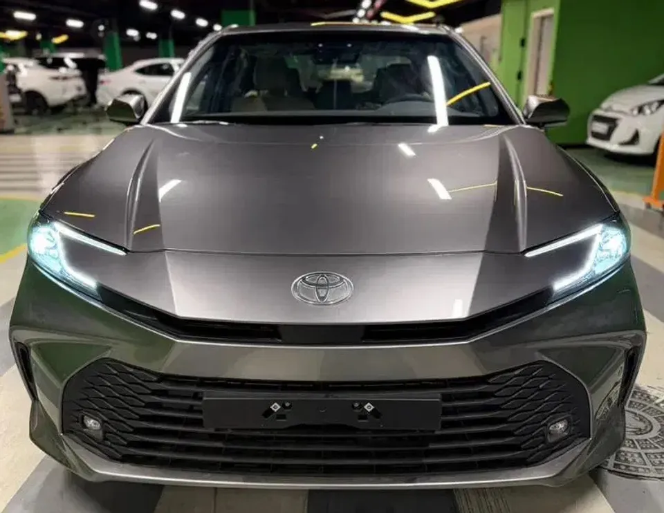 نمای جلو تویوتا کمری هیبرید ۲۰۲۵ نقره ای