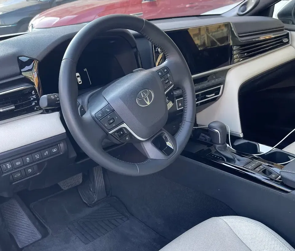 نمای داخلی تویوتا کمری هیبرید ۲۰۲۵