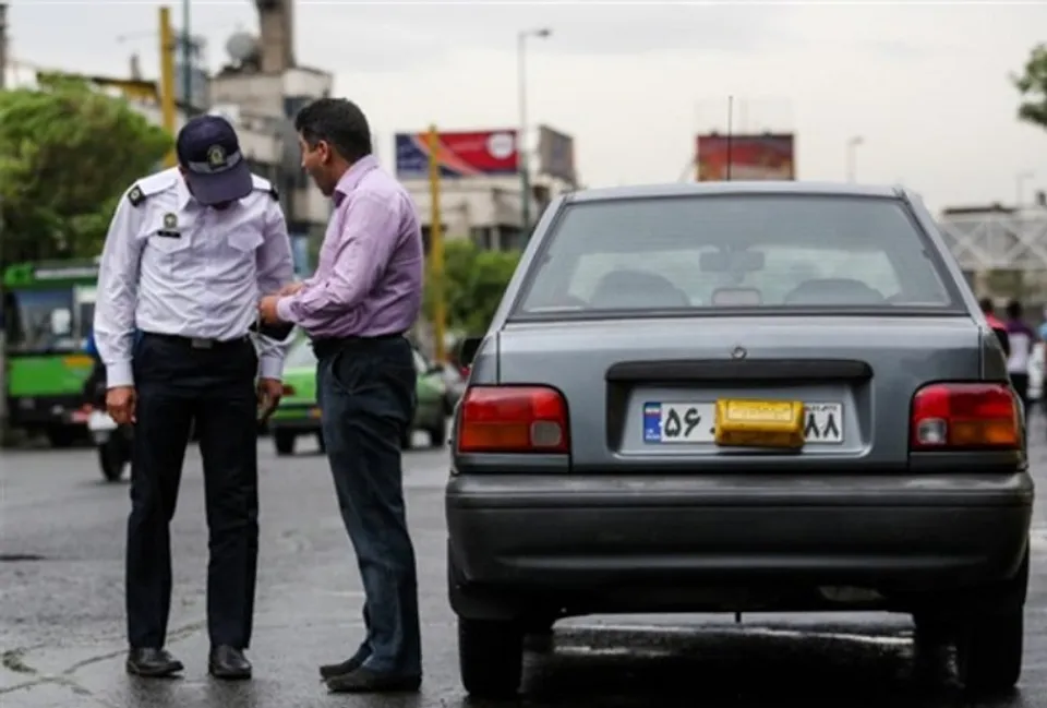 مخدوش کردن پلاک پراید توسی رنگ و جریمه توسط پلیس مخدوش کردن پلاک پراید توسی رنگ و جریمه توسط پلیس