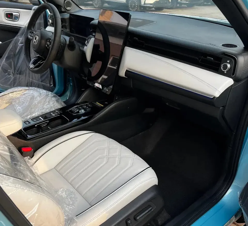 نمای داخل هوندا eNS1