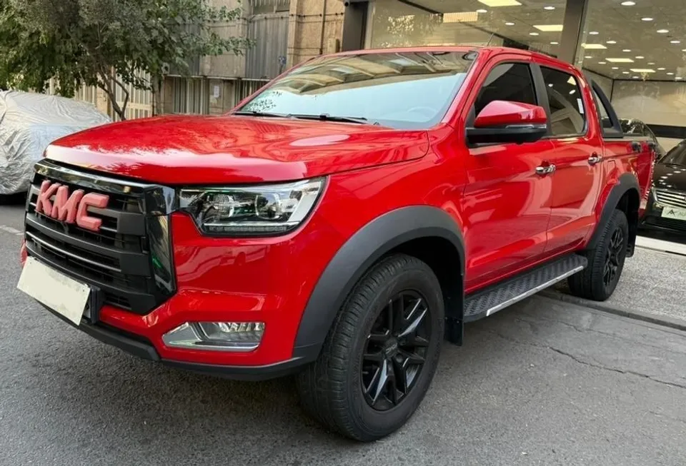 نمای جلو کی ام سی t8 قرمز