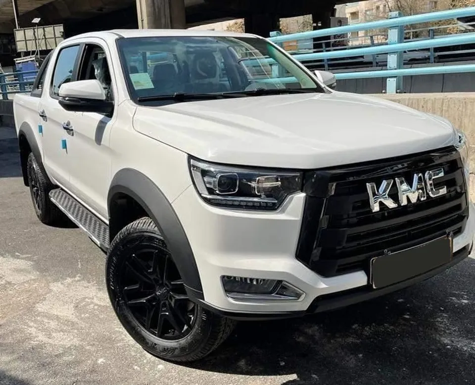 نمای جلو کی ام سی t8 سفید