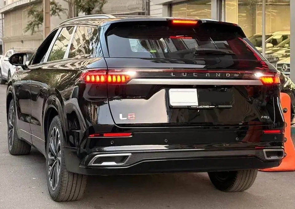 نمای عقب لوکانو L8