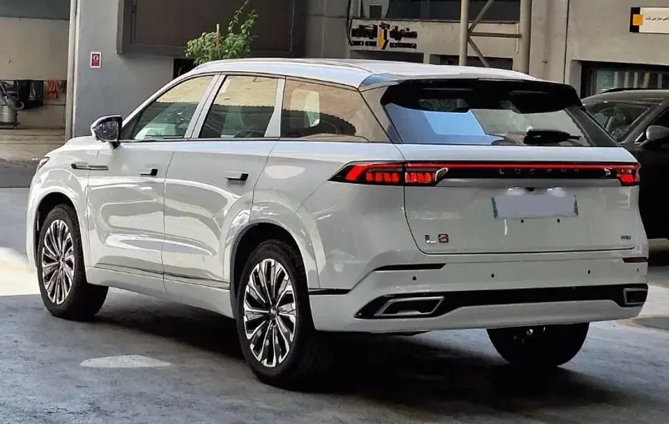 نمای پشت و کناری لوکانو L8