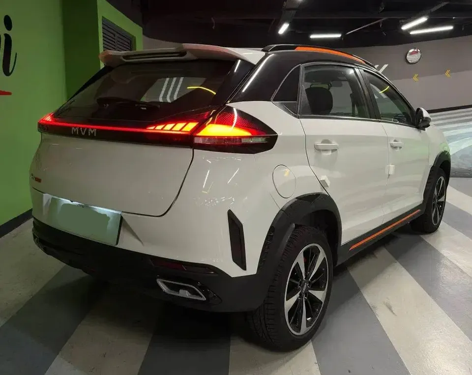 نمای عقب و کناری ام وی ام X33 کراس نمای عقب و کناری ام وی ام X33 کراس