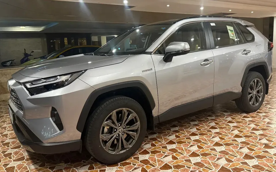 تویوتا راوفور ۲۰۲۴ هیبرید نقره ای تویوتا راوفور ۲۰۲۴ هیبرید نقره ای