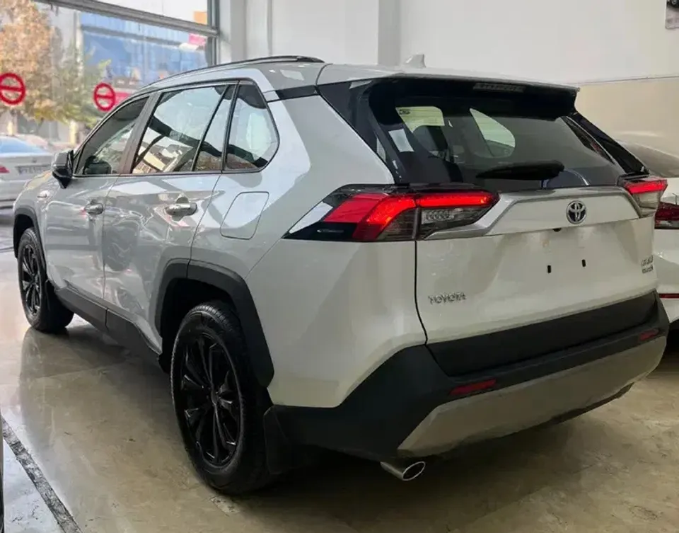 نمای عقب و کناری تویوتا راوفور ۲۰۲۴ هیبرید نمای عقب و کناری تویوتا راوفور ۲۰۲۴ هیبرید