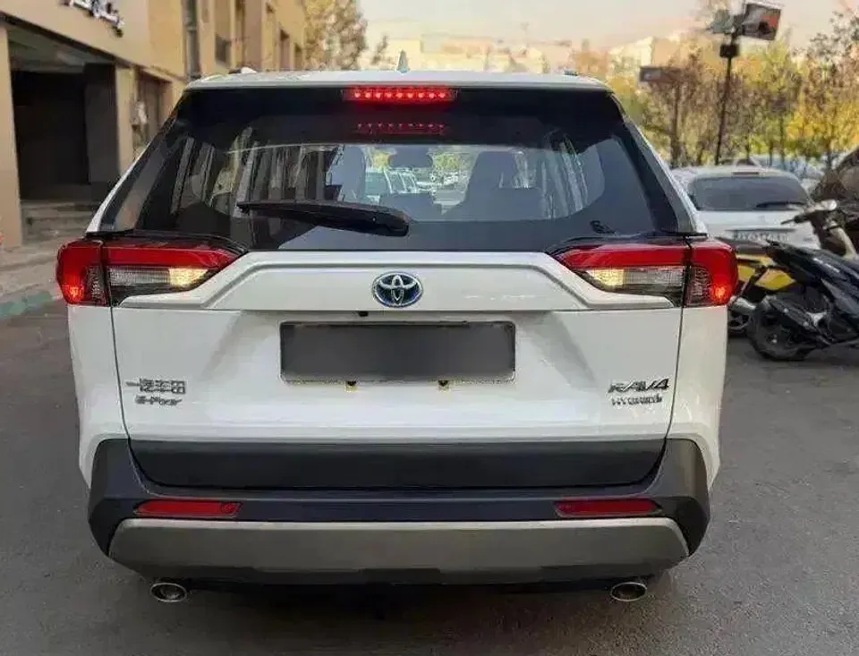 نمای عقب تویوتا راوفور ۲۰۲۴ هیبرید نمای عقب تویوتا راوفور ۲۰۲۴ هیبرید