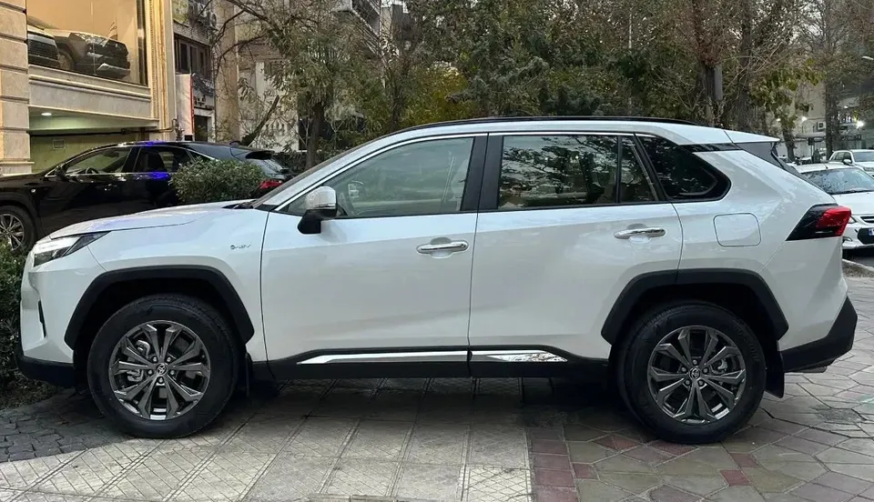 نمای کناری تویوتا راوفور ۲۰۲۴ هیبرید نمای کناری تویوتا راوفور ۲۰۲۴ هیبرید