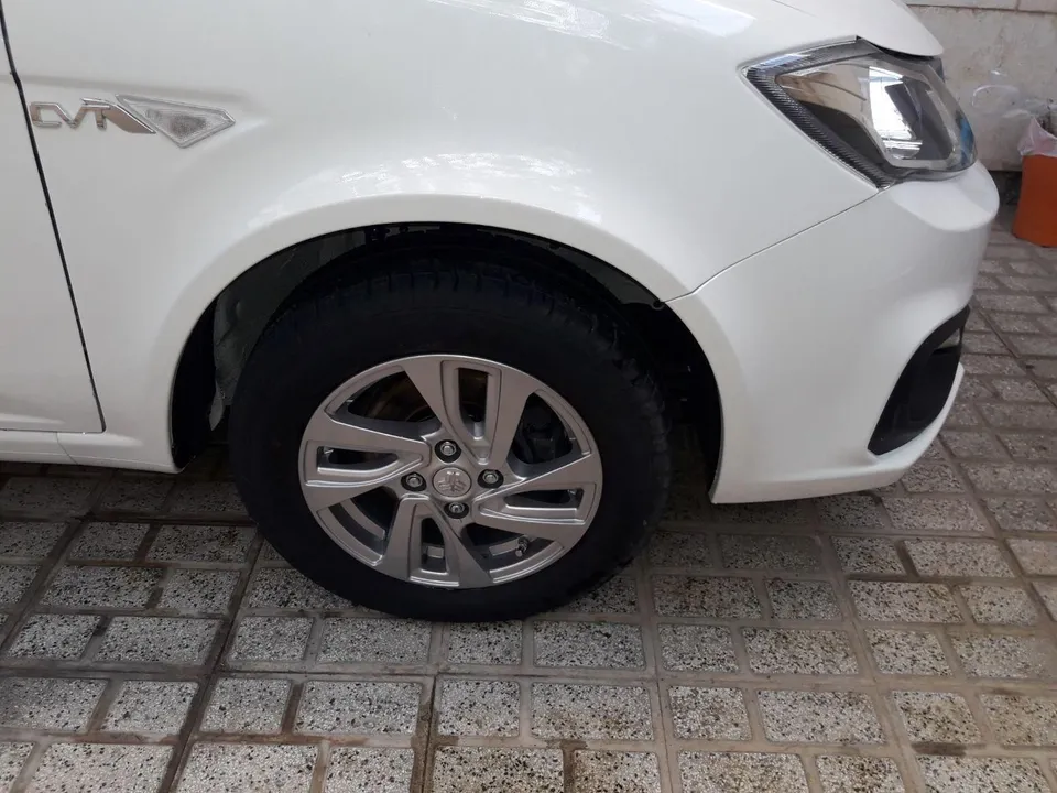 ساینا s اتوماتیک از نمای چرخ لاستیک