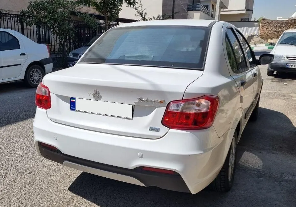 ساینا s اتوماتیک از نمای پشت سمت شاگرد