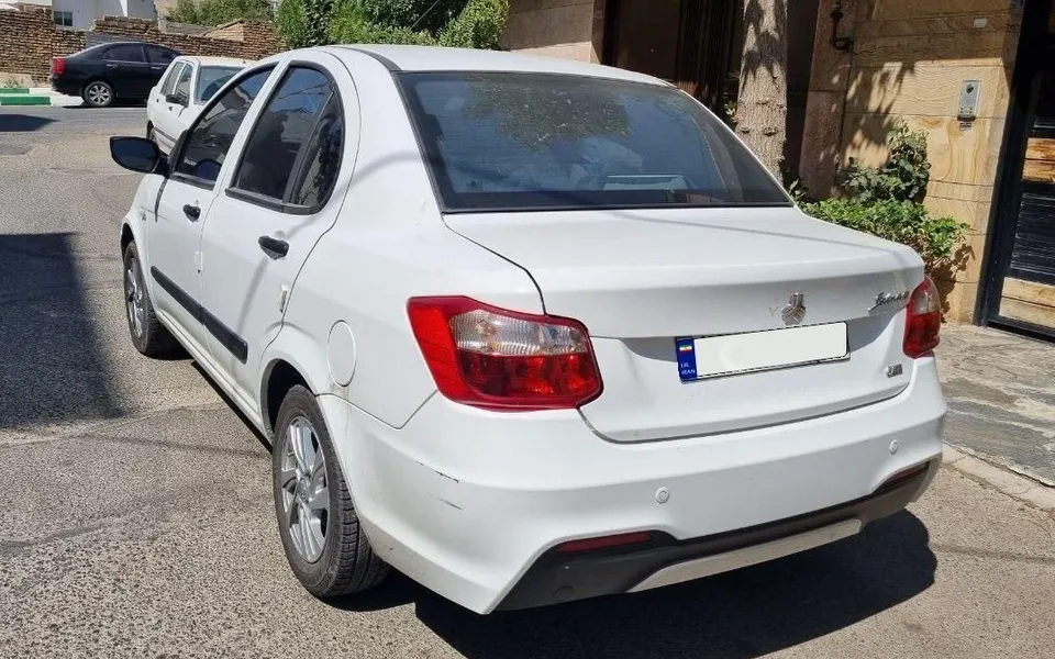 ساینا s اتوماتیک از نمای پشت سمت راننده