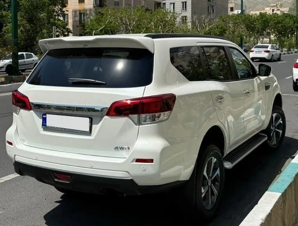 نمای پشت و کناری نیسان ترا