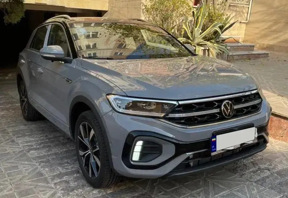 فولکس واگن تی راک از نمای کناری سمت شاگرد فولکس واگن تی راک از نمای کناری سمت شاگرد