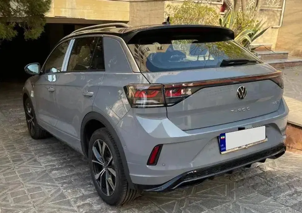 فولکس واگن تی راک از نمای عقب کنار سمت راننده فولکس واگن تی راک از نمای عقب کنار سمت راننده