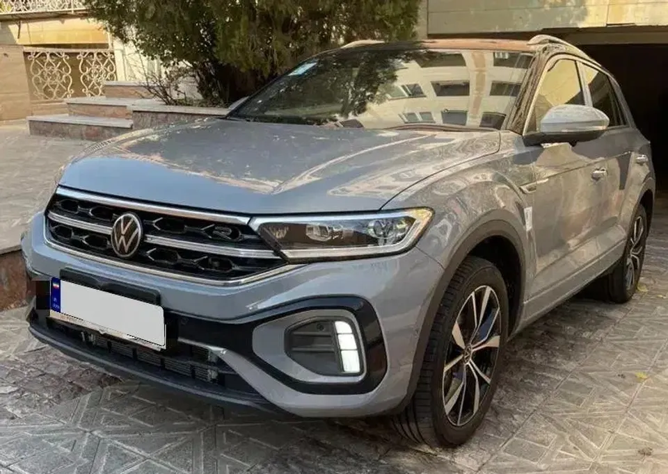 فولکس واگن تی راک از نمای کناری سمت راننده فولکس واگن تی راک از نمای کناری سمت راننده