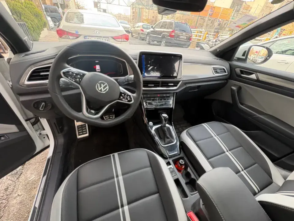 فولکس واگن تی راک از نمای صندلی های جلو و داشبورد فولکس واگن تی راک از نمای صندلی های جلو و داشبورد