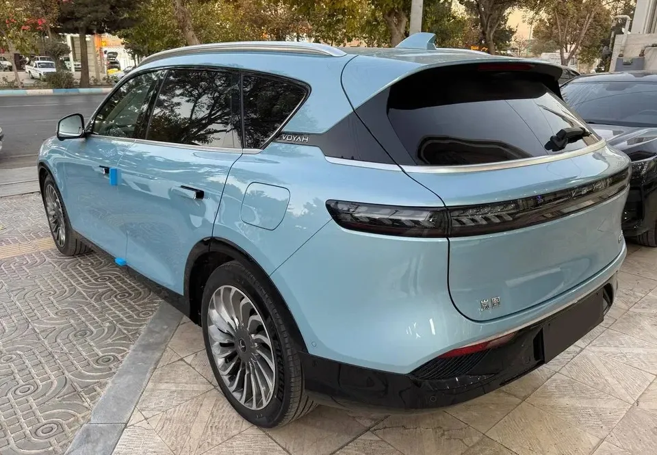 نمای عقب وویا فری آبی